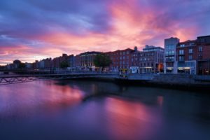 A picture of the River Liffy and Dublin skyline at sunset