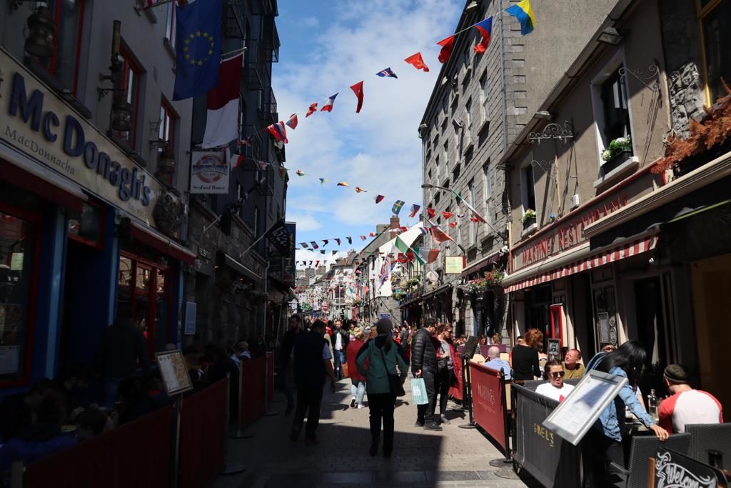 A picture of the pusy streets in the Latin Quarter of Galway City